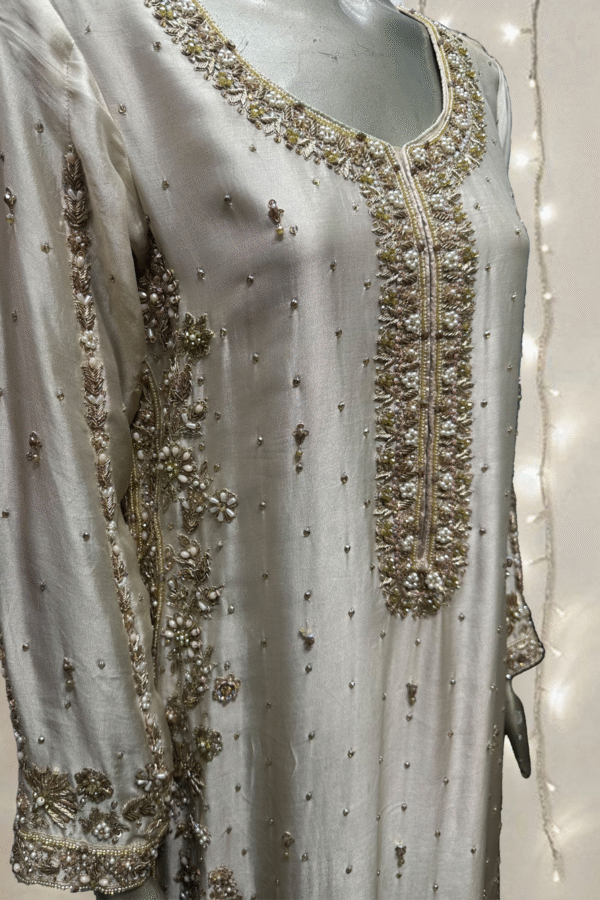 NOOR E HUNAR-LIGHTS OF CRAFTSMANSHIP【Hand-embroidered】